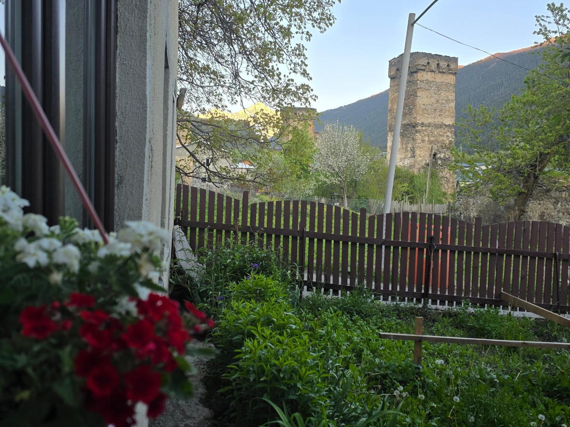 Ailama Guesthouse Mestia Eksteriør bilde